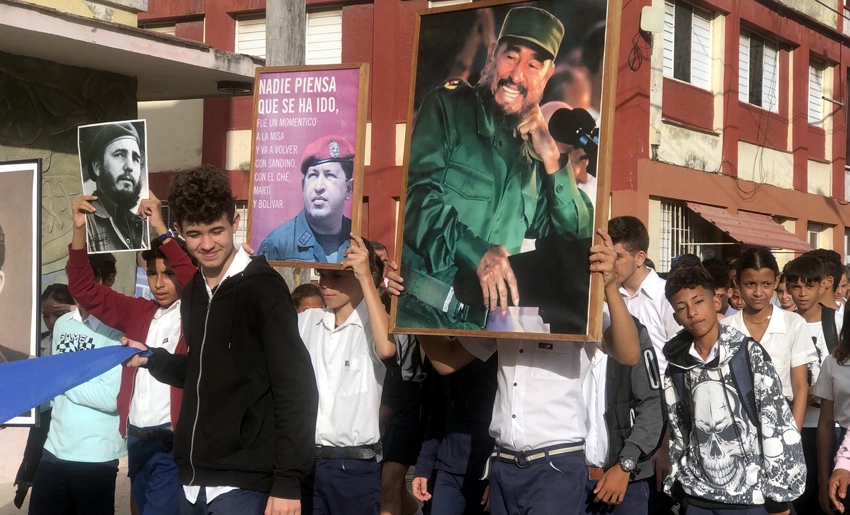 Estudiantes holguineros rinden homenaje a Martí