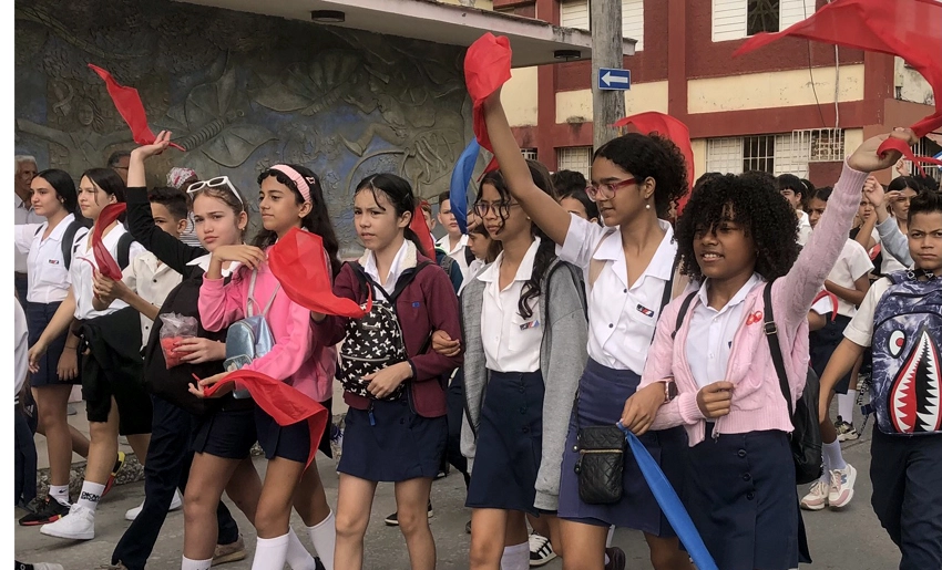 Estudiantes holguineros en desfile martiano