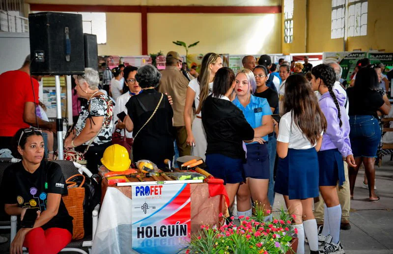 celebra, Holguín, día de la ciencia cubana, Cuba