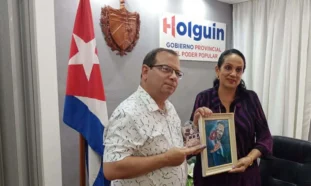 Lupe, delegada del ICAp en Holguín junto a Fernado González