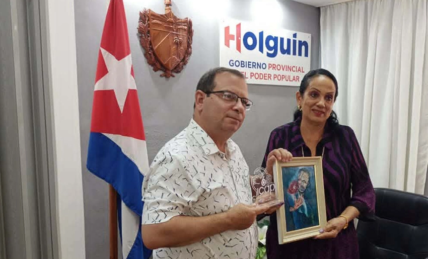 Lupe, delegada del ICAp en Holguín junto a Fernado González