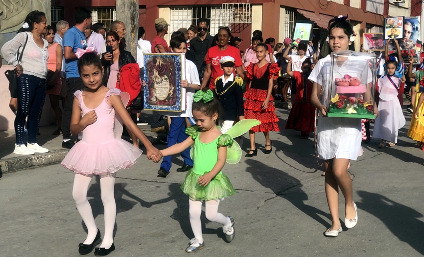 Personajes de la obra de José Martí en desfile en homenaje a su natalicio