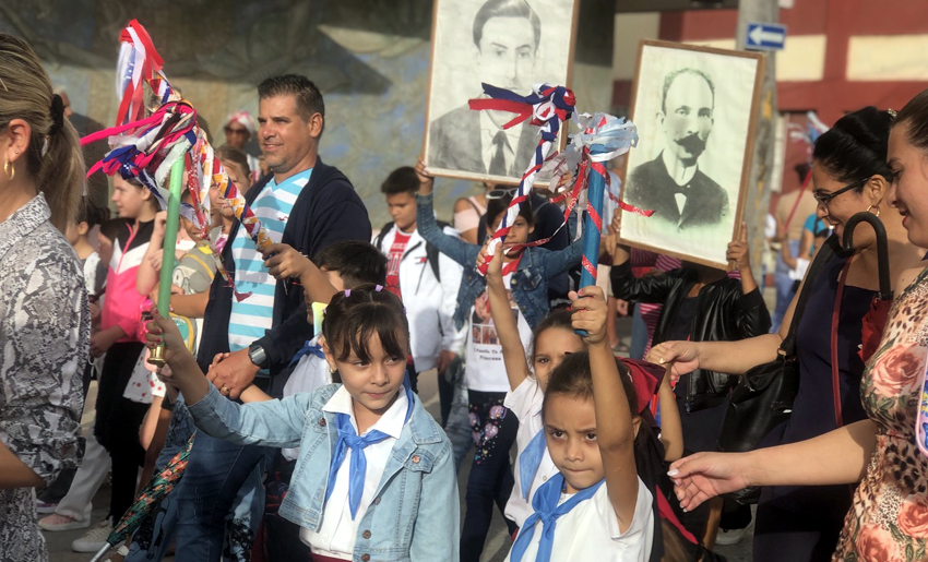 Desfile en homenaje a José Martí