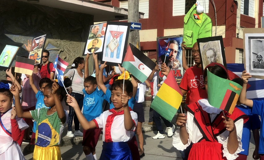 Pioneros en desfile martiano en Holguín