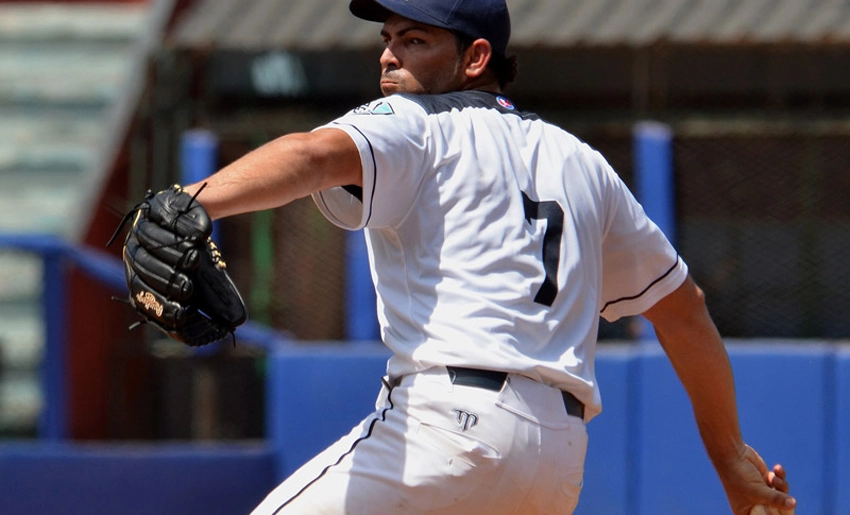 Lanzador derecho Wilson Paredes, Cachorros de Holguín