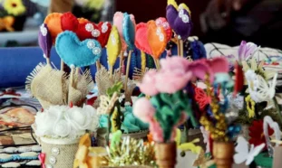 Confección de artesanía, proyecto Orígenes en Holguín