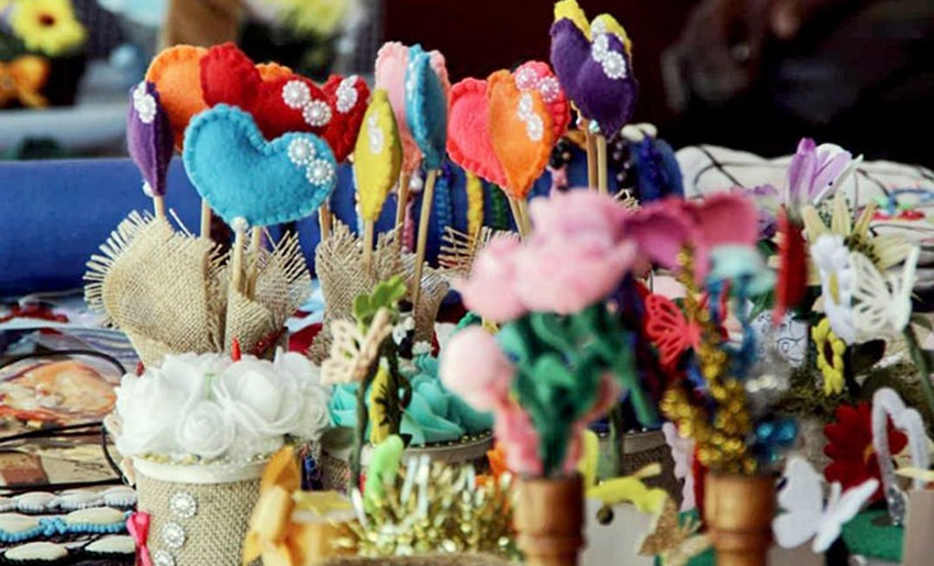 Confección de artesanía, proyecto Orígenes en Holguín