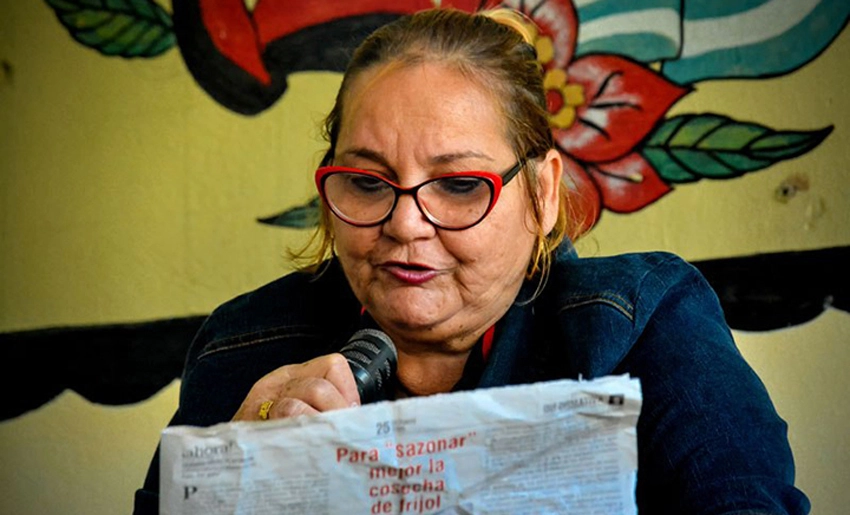 Daine Castro Fernández, lectora de tabaquería en Holguín