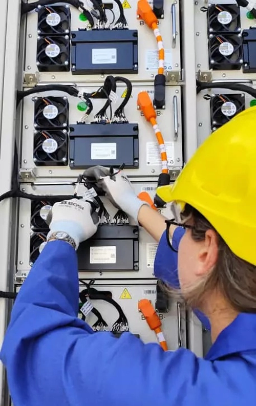 Sistemas BESS, mantiene, Holguín, vanguardia, instalación, energía solar, Cuba