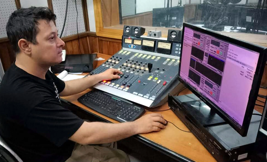 Carlos Cobas, radialista de la CMKO Radio Angulo