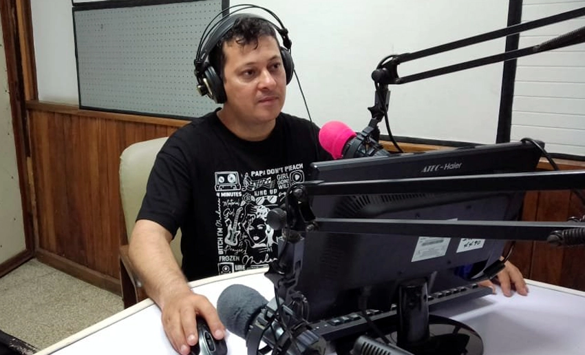 Carlos Cobas, joven realizador de la CMKO en Holguín