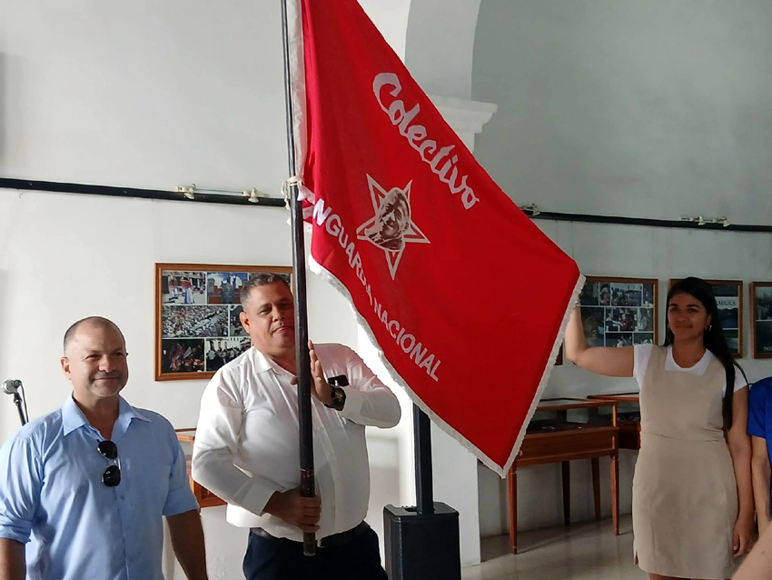Bandera Vanguardia Nacional a Etecsa en Holguín