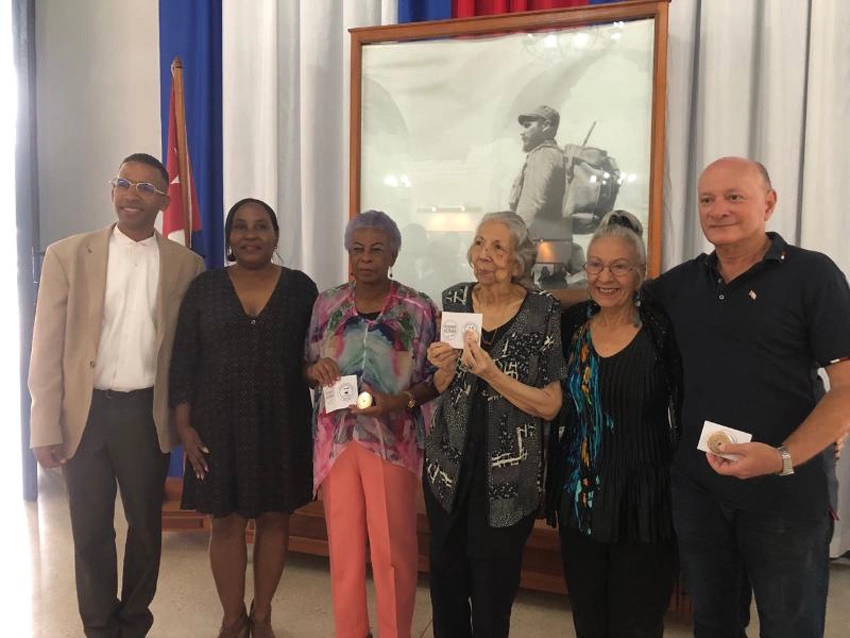 reciben, destacados miembros, Sociedad Cultural, José Martí, sello conmemorativo, 30 aniversario