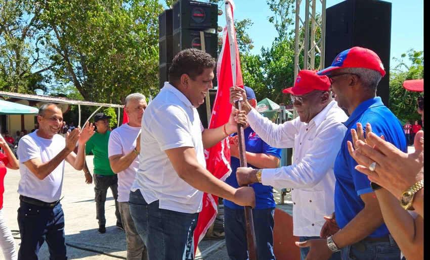 Entregan bandera vanguardia nacional a Bucanero S.A.