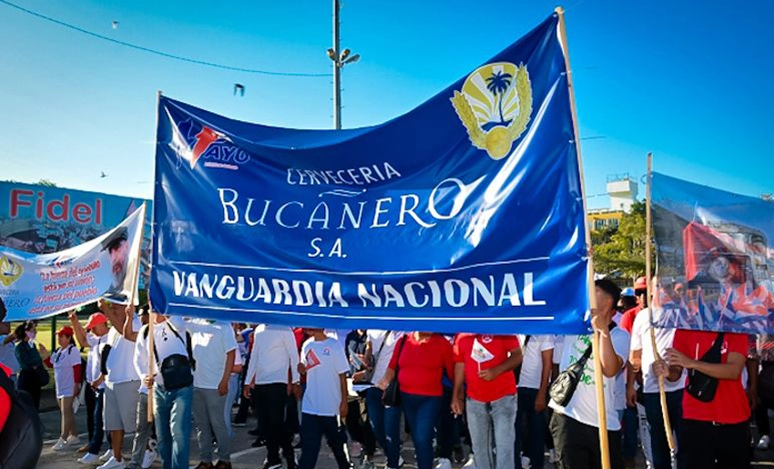 Trabajadores de Cervecería Bucanero en desfile por el 1 de Mayo