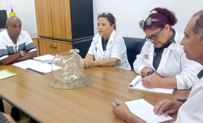 Especialistas del Laboratorio de la empresa de níquel Che Guevara, Moa