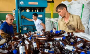 Reciclaje de botellas en Holguín