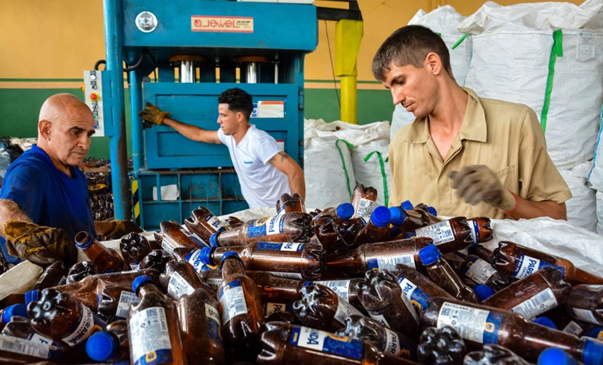 Reciclaje de botellas en Holguín