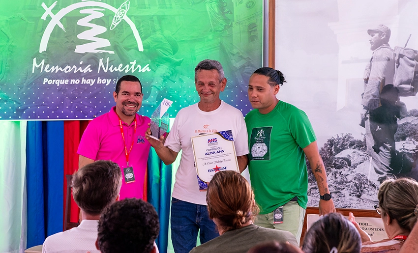 Reconocimiento a César Hidalgo de AHS
