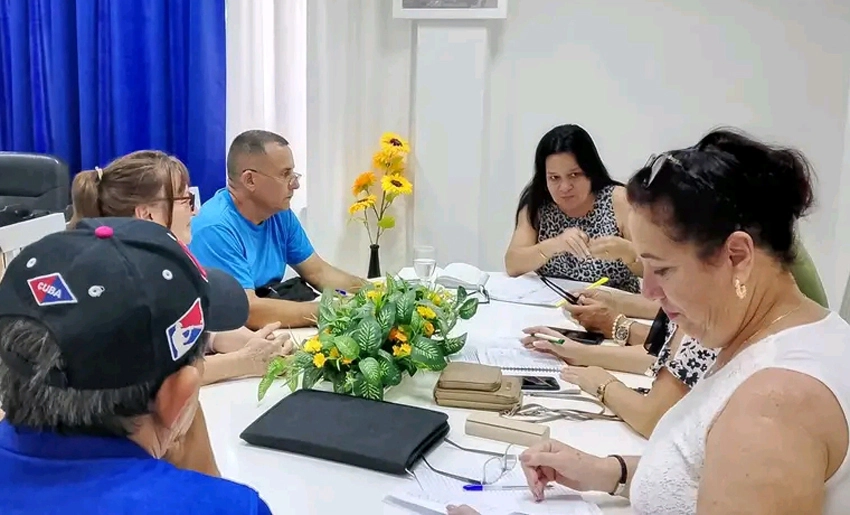 Reunión sobre estrategías de Holguín para el desarrollo