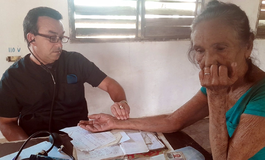 Consulta médica en zonas rurales de Holguín