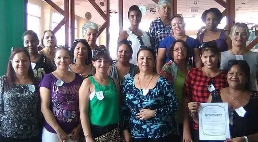 Minaelia junto a compañeras de trabajo
