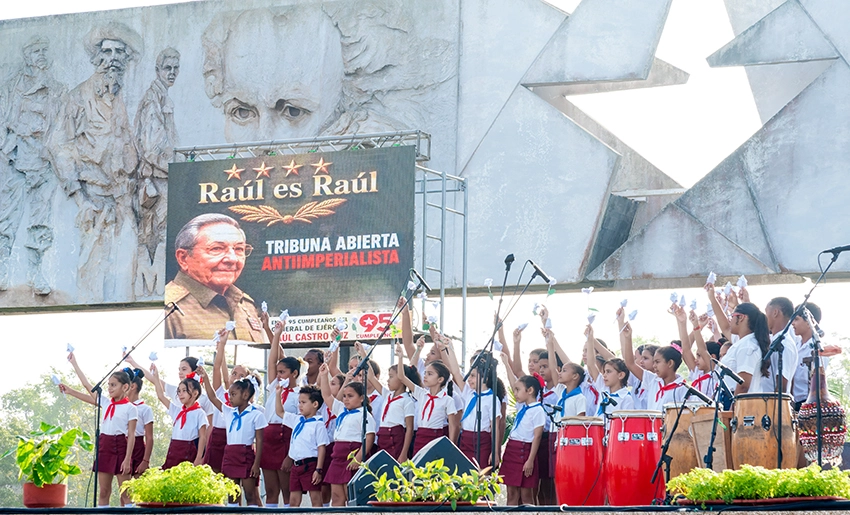 Tribuna, apoyo a Raúl, Holguín