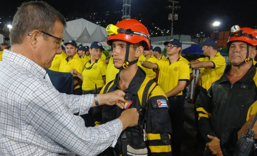 Condecoran a rescatistas cubanos enVenezuela