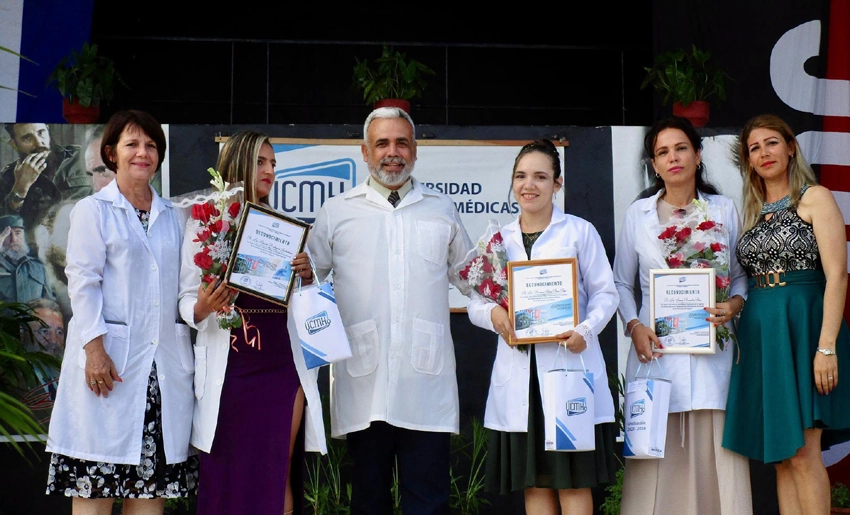 Reconocimiento a graduados de Ciencias Médicas en Holguín