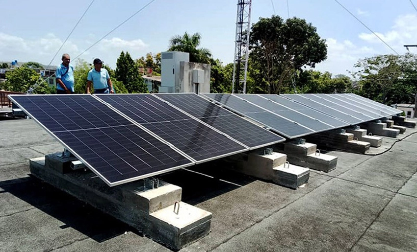 Instalación de paneles solares en Etecsa Holguín
