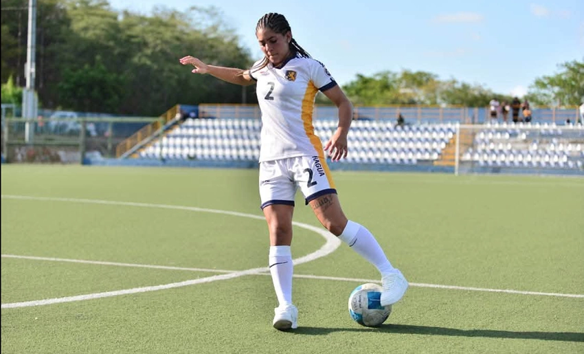 Delennis Acosta Aguilera, futbolista holguinera