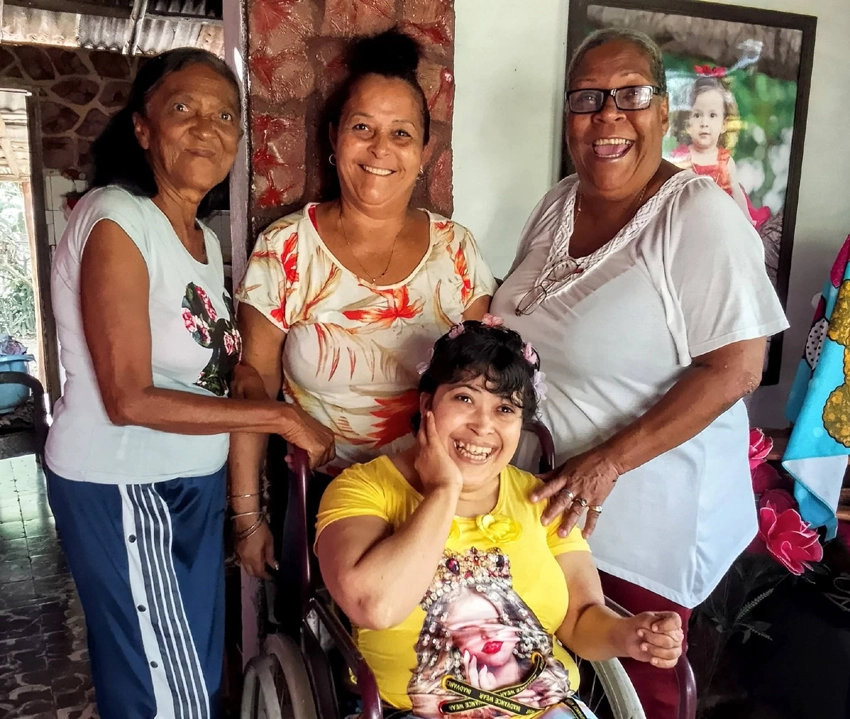 Atención a familias vulnerables en Antilla, Holguín