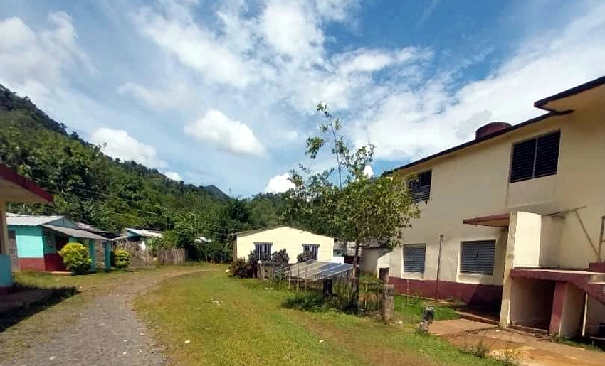 Paneles solares en La Melba, comunidad montañosa de Moa