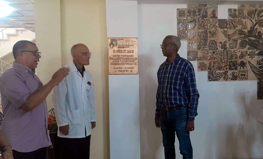Develación de tarja en Pediátrico de Holguín