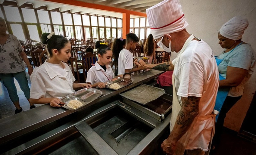 Atención a alumnos internos en Escuela de Arte, Holguín