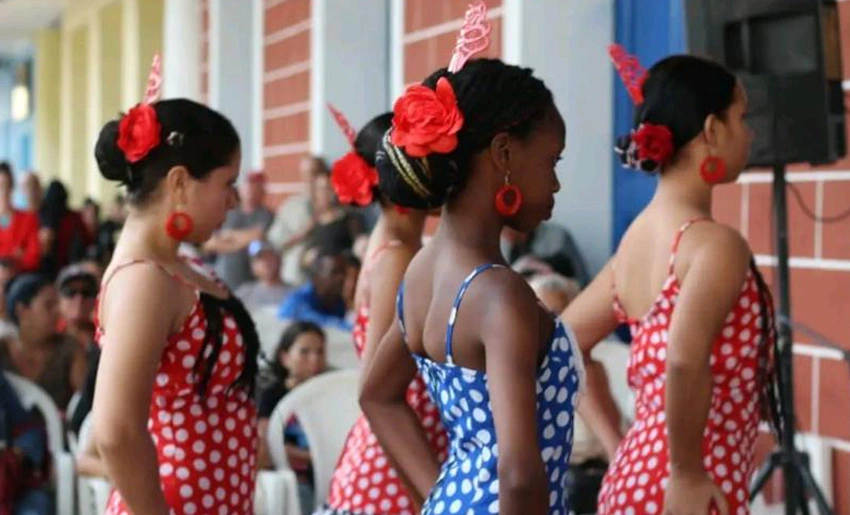 Celebran, décadas, Centro Cultural Ibérico, Holguín