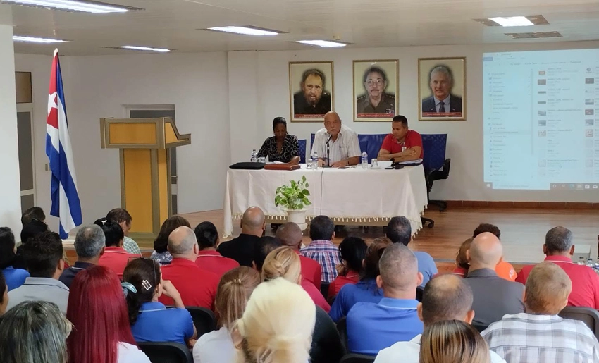 Ministro de Energía y Minas en Moa