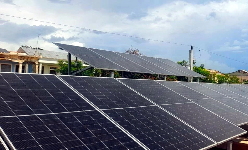 Paneles solares en instalaciones de Etecsa en Antilla