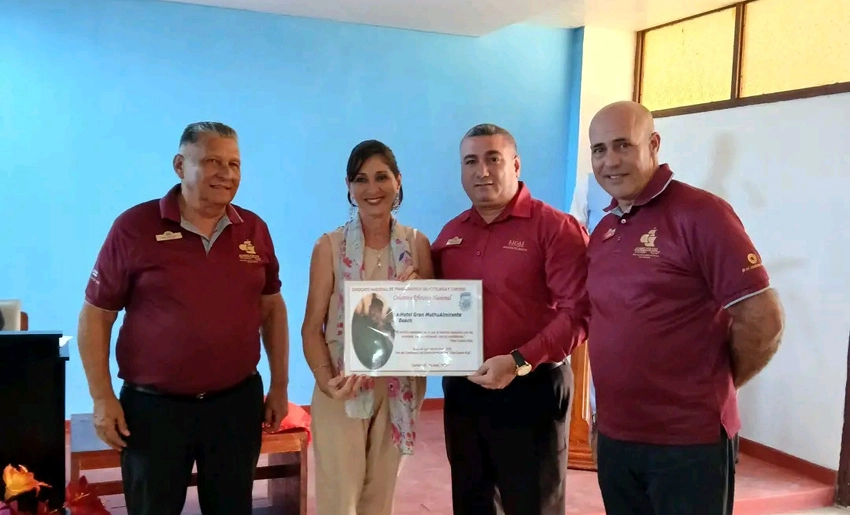 Reconocimiento a trabajdores del Turismo en Holguín