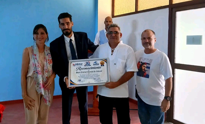 Reconocimiento a trabajdores del turismo en Holguín