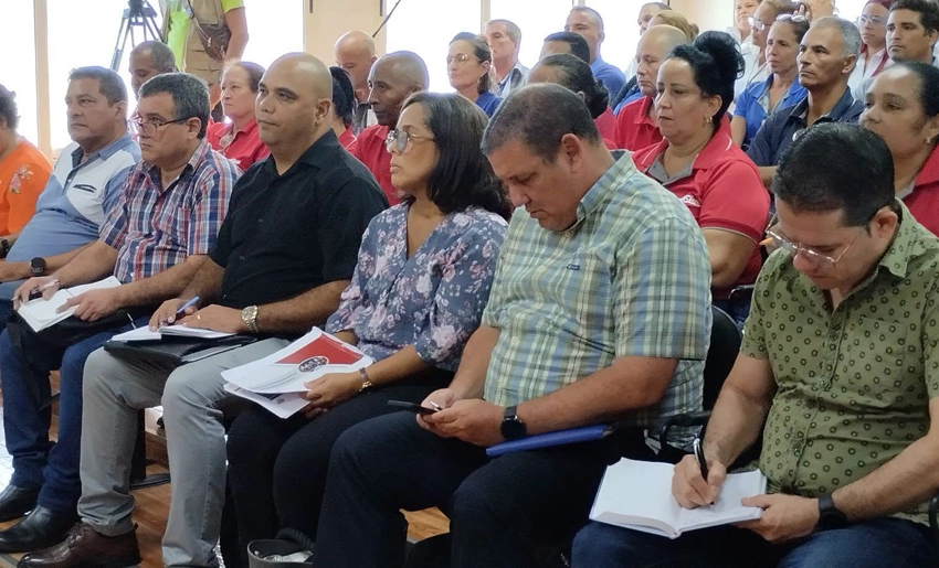 Trabajadores del níquel en reunión con ministro de Energía y Minas