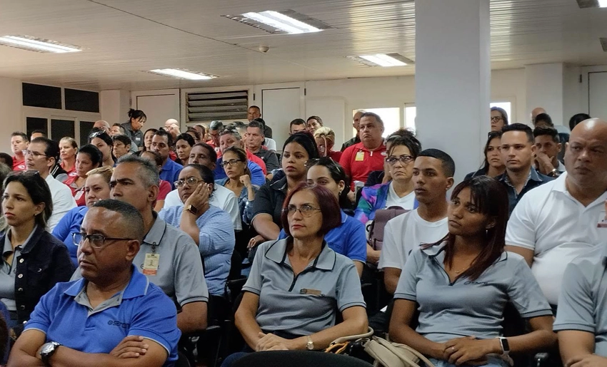 Trabajadores del níquel en reunión con ministro de Energía y  Minas