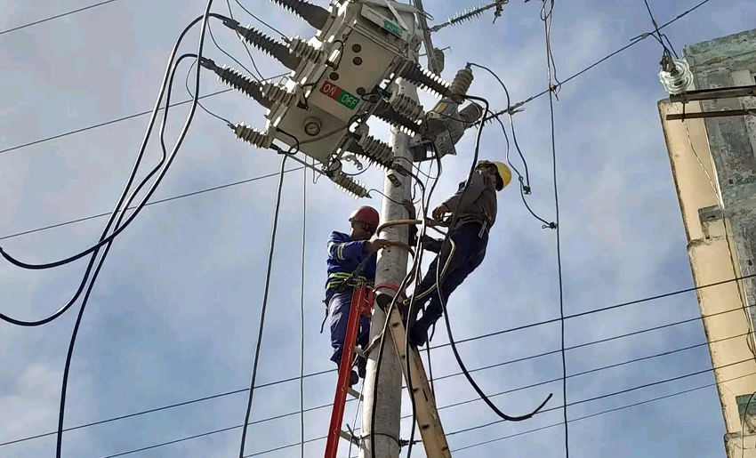 Trabajadores delsistema eléctrico de Holguín