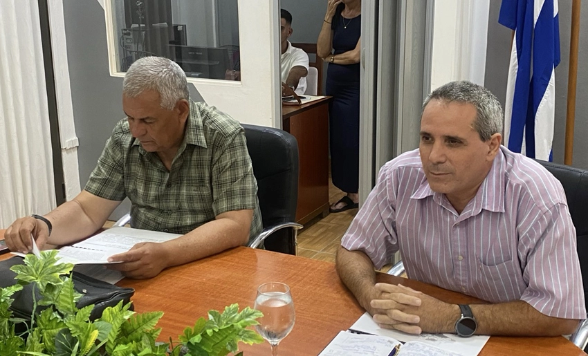 Viceministro de Transporte junto a Gobernador de Holguín