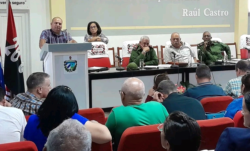 Vicente de la O Levy reunido en Holguín con máximas autoridades políticas, gubernamentales y del sector eléctrico. 